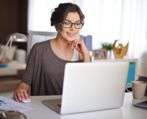 Como o Webdrive da Webcenter ajuda a facilitar a colaboração entre equipes remotas